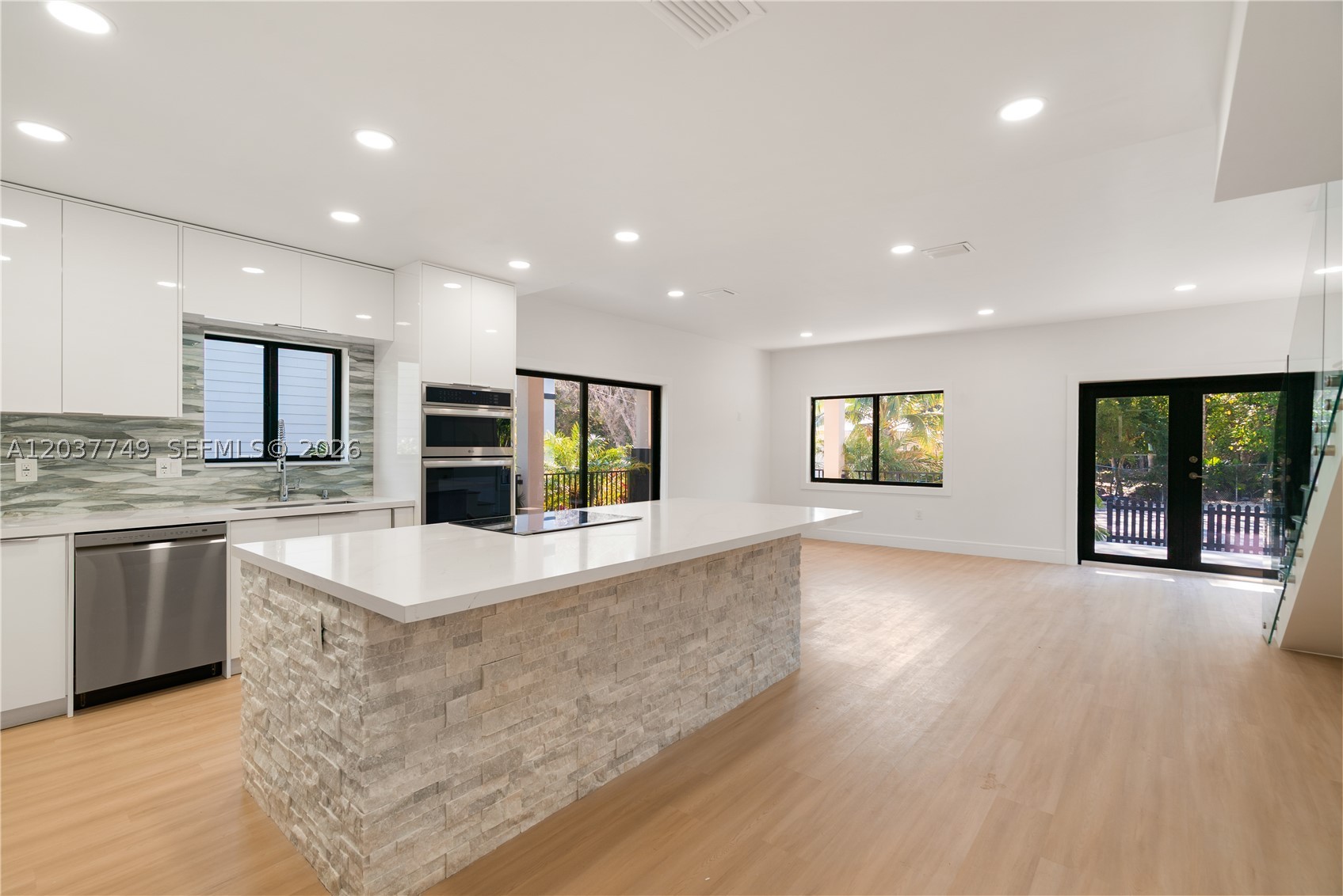 PARADISE POINT - Residential