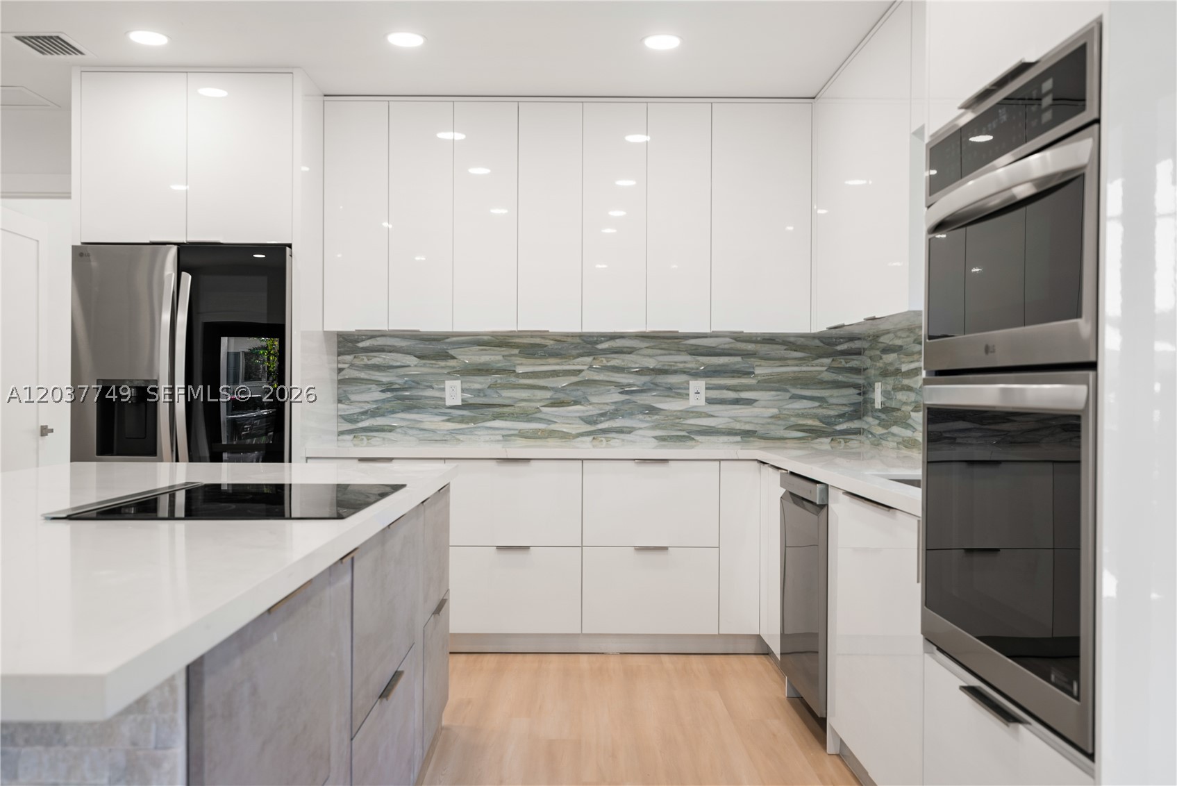 PARADISE POINT - Residential