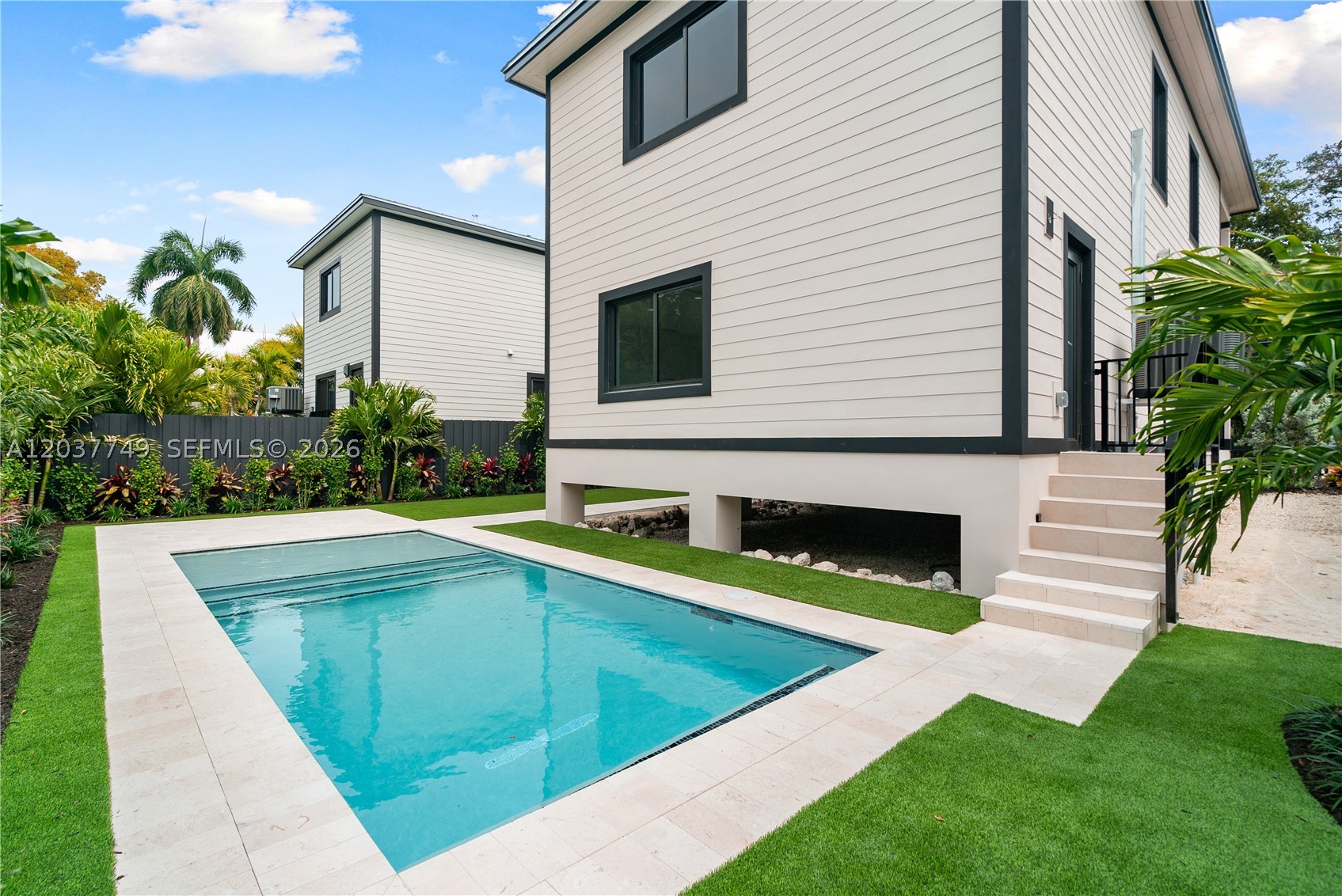 PARADISE POINT - Residential