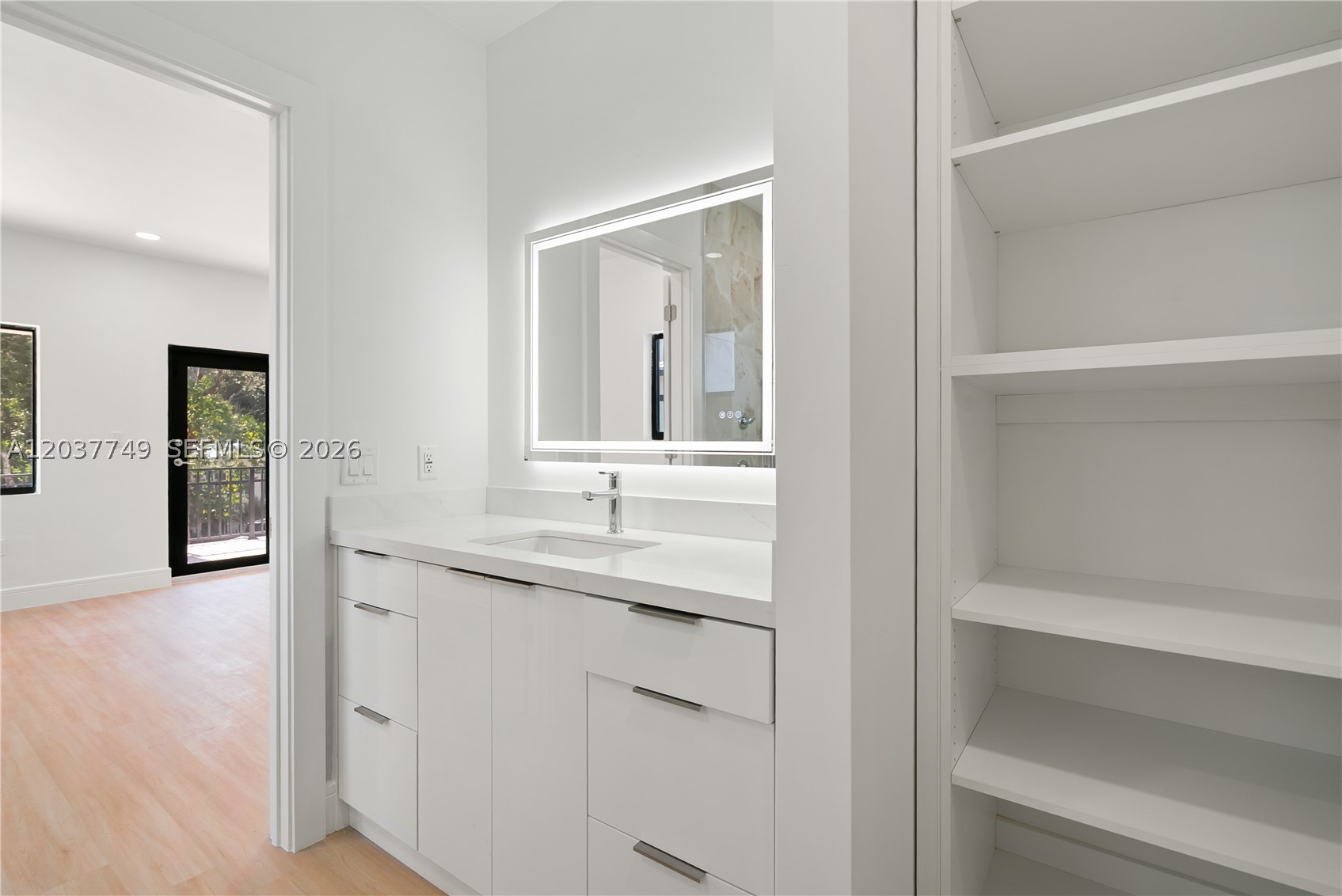 PARADISE POINT - Residential