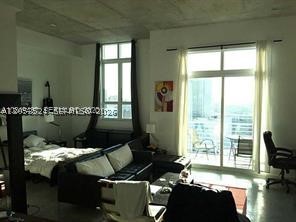 Very nice Penthouse in Downtown Miami. High ceilings and very comfortable. Great views to the West. Near Arena, Miami-Dade College and shops in downtown. One Parking assigned across the street.