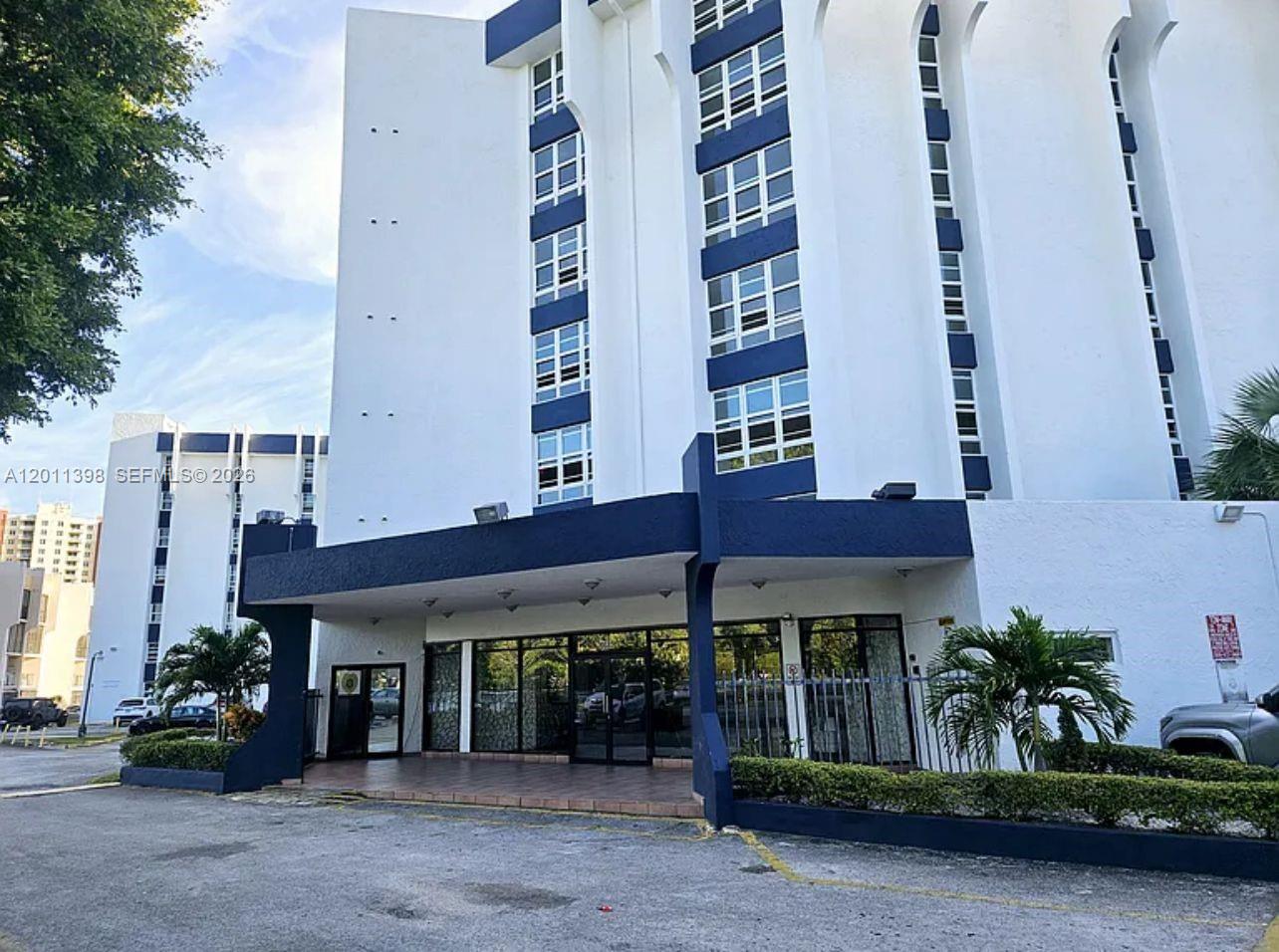 Renovated condo, 2 bedroom and 2 Bathroom, granite counter tops, new flooring, new Air conditioning, new water heater, near to the FIU university, Dolphin Mall, Dolphin expressway., very low maintenance.