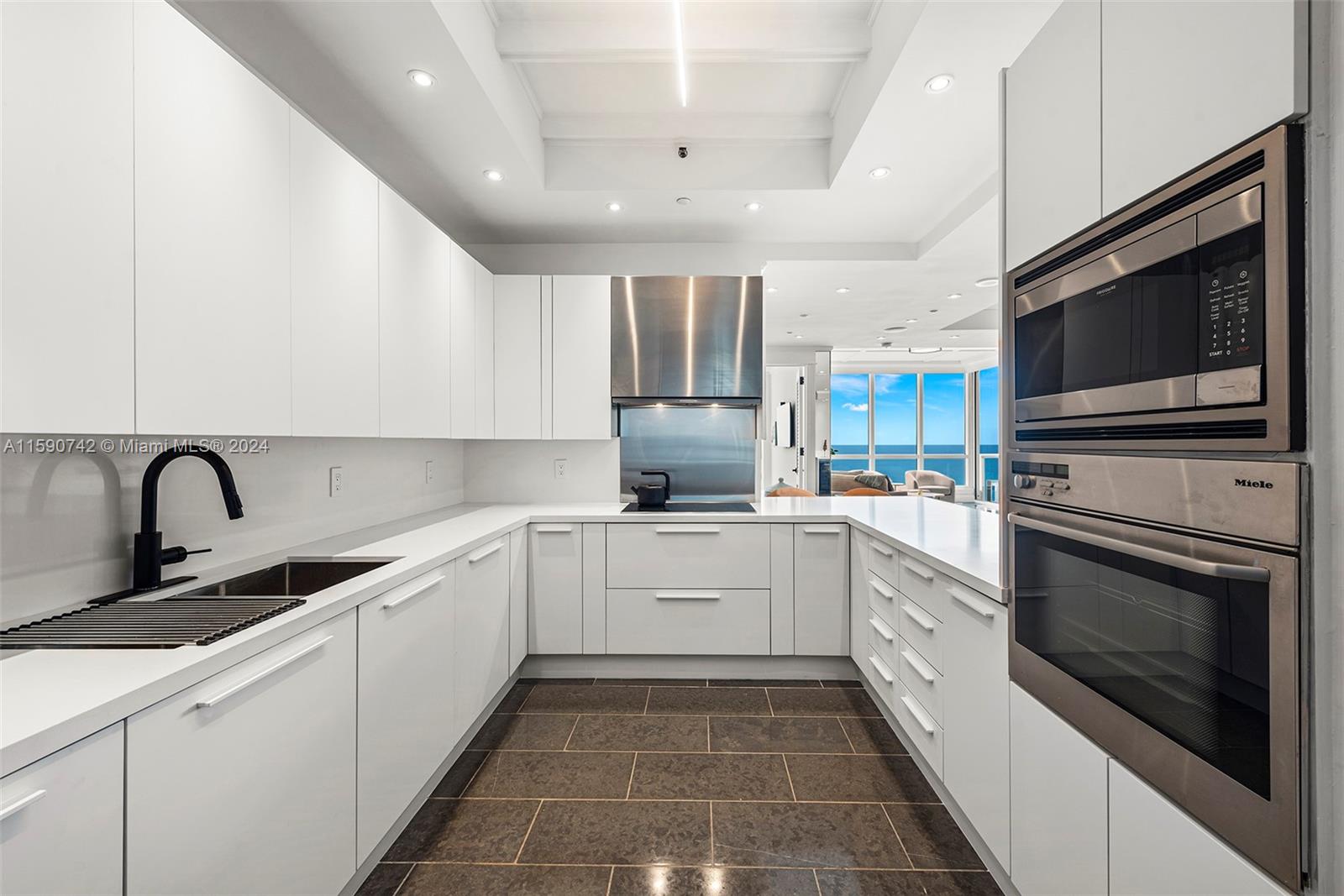 CONTINUUM ON SOUTH BEACH - Residential