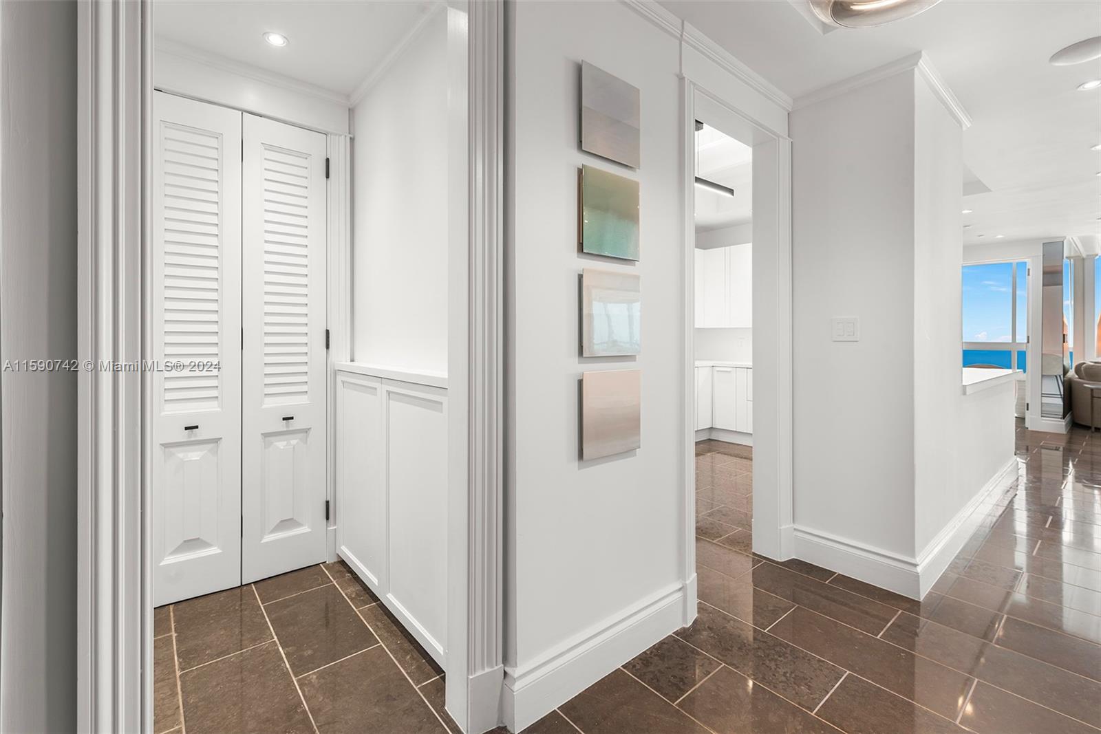 CONTINUUM ON SOUTH BEACH - Residential