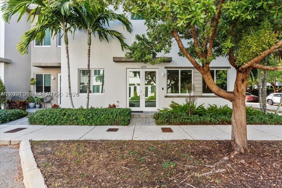 LANDMARK AT DORAL CENTRAL - Residential Lease