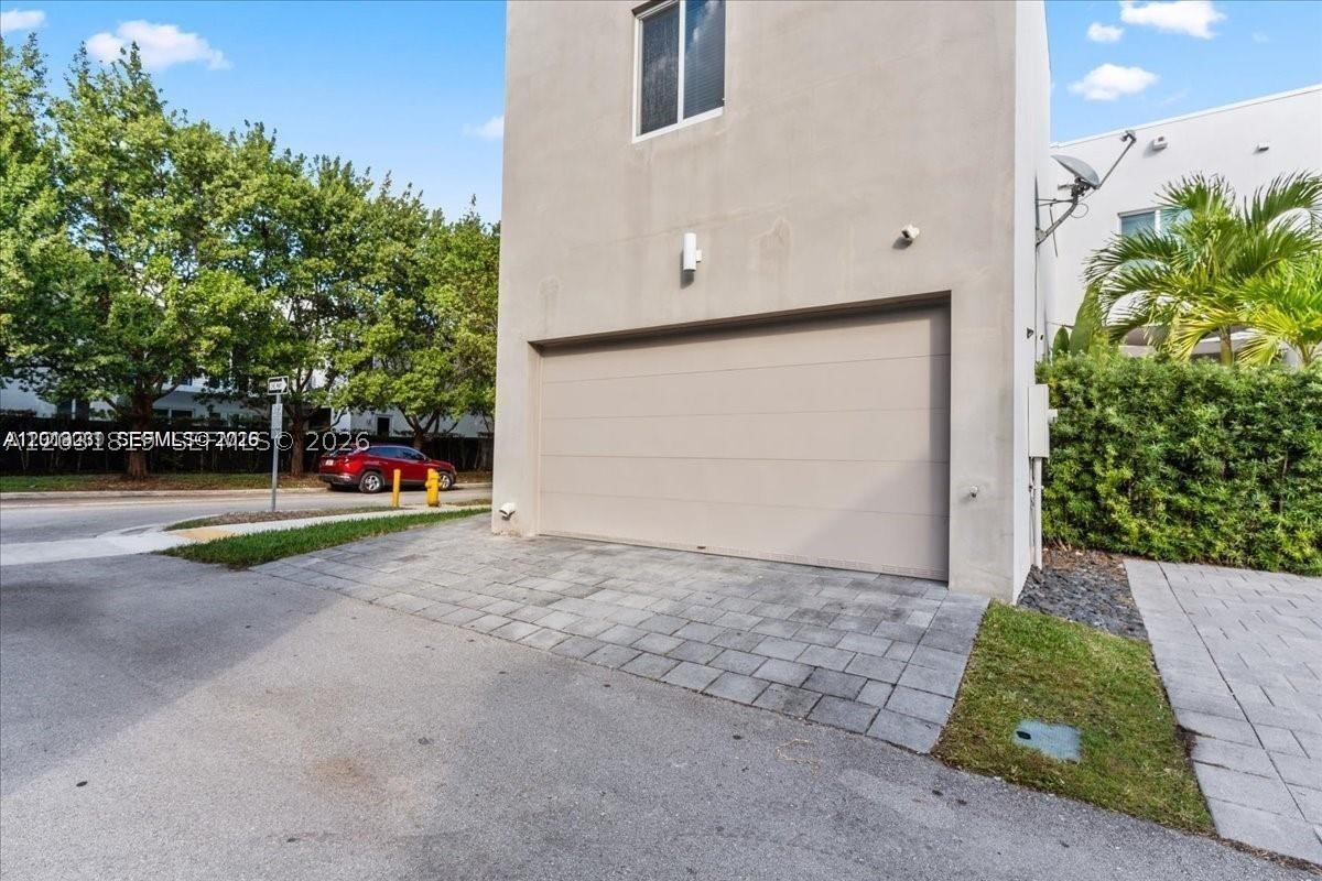 LANDMARK AT DORAL CENTRAL - Residential Lease
