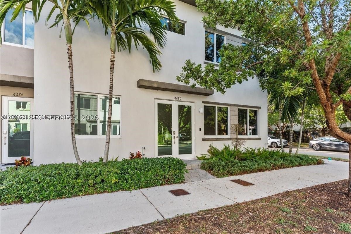 LANDMARK AT DORAL CENTRAL - Residential Lease