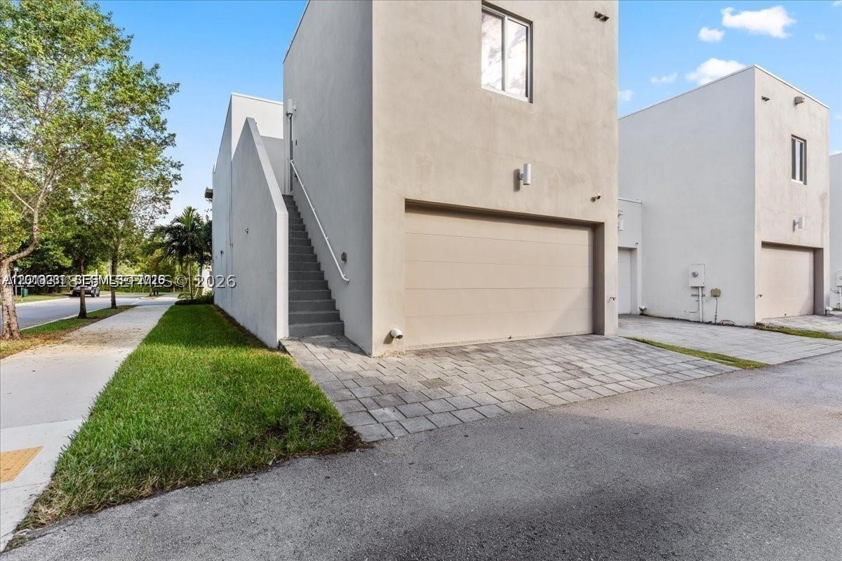 LANDMARK AT DORAL CENTRAL - Residential Lease