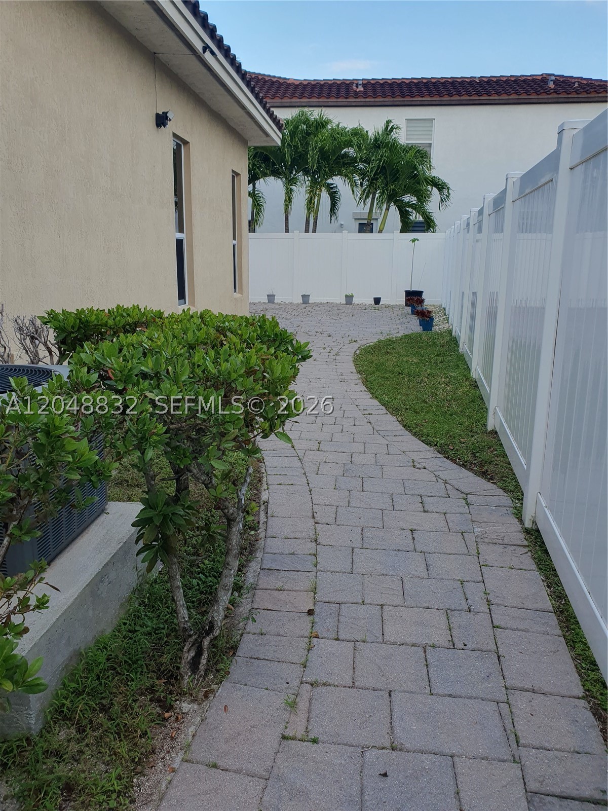 KENDALL COMMONS RESIDENTI - Residential Lease