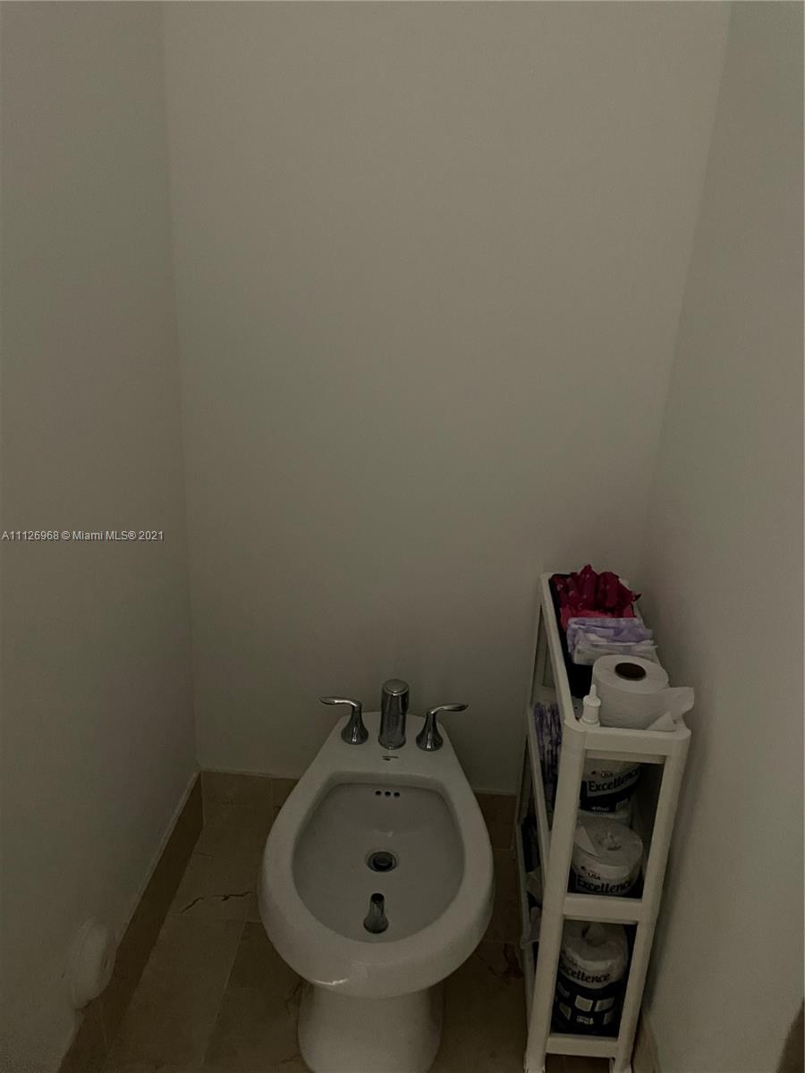 DOWNTOWN DORAL DUTCHER - Residential Lease