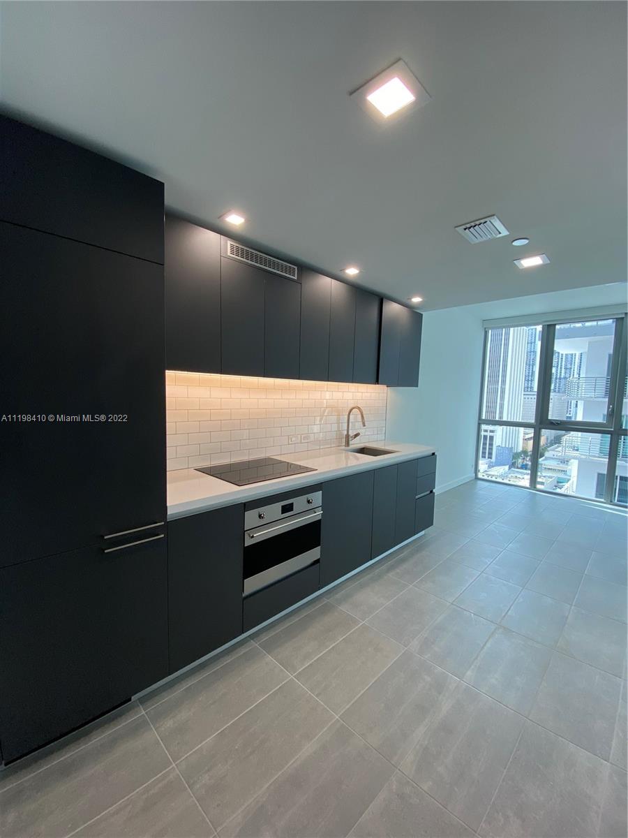 Yotelpad Miami located at 227 NE 2 St is a 231 Residential unit. Developed by Aria Development Group and AQUARAT and designed by Santec, this building caters to the metropolitan lifestyle that Downtown Miami has to offer. the coolest building in the hottest city. Every Inc is brilliantly curated to make room for fun. Innovative design provides affordability with priceless amenities all in the heart of Downtown and social Zones for lounging, dipping, and connecting. Digitally driven, people-powered, your PAD is the smart way to a condo in Miami. 2 separated Lobbies/ Concierge/Secure bike storage/ Gourmet juice bar with outdoor seating and private dining/fitness center/ Co-working space/pool deck/ Pet spa/ resident-only rooftop sky lounge.