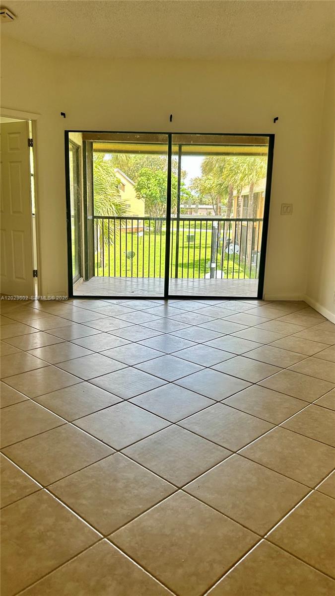 CIRCLE VILLAS (THE) CONDO - Residential Lease