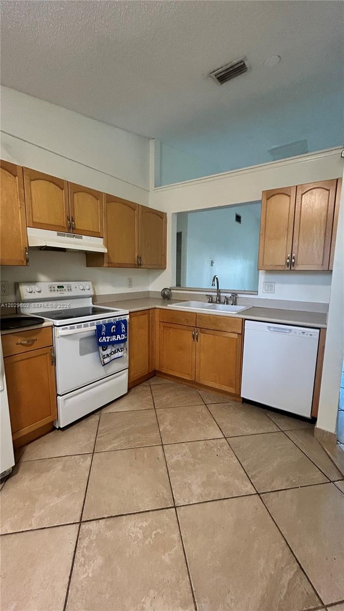 CIRCLE VILLAS (THE) CONDO - Residential Lease