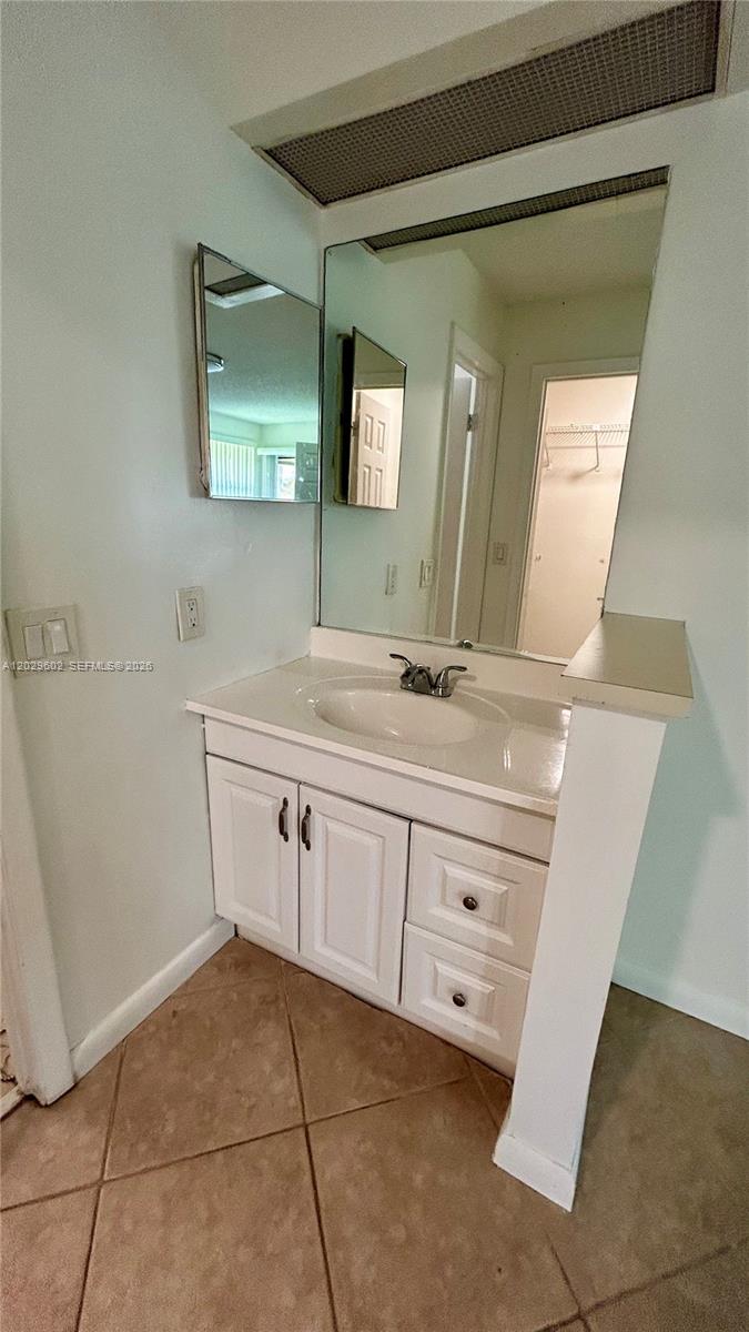 CIRCLE VILLAS (THE) CONDO - Residential Lease