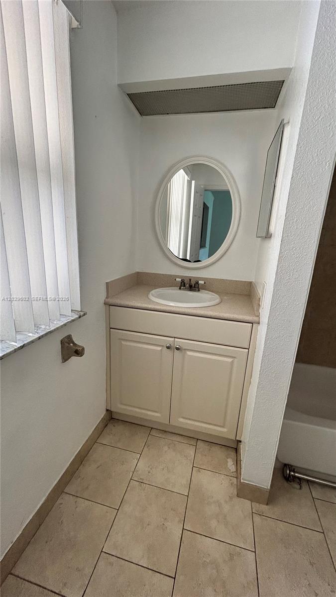 CIRCLE VILLAS (THE) CONDO - Residential Lease