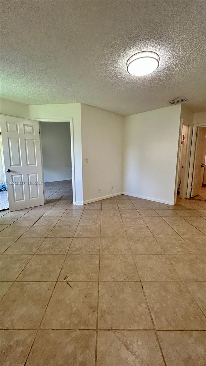 CIRCLE VILLAS (THE) CONDO - Residential Lease