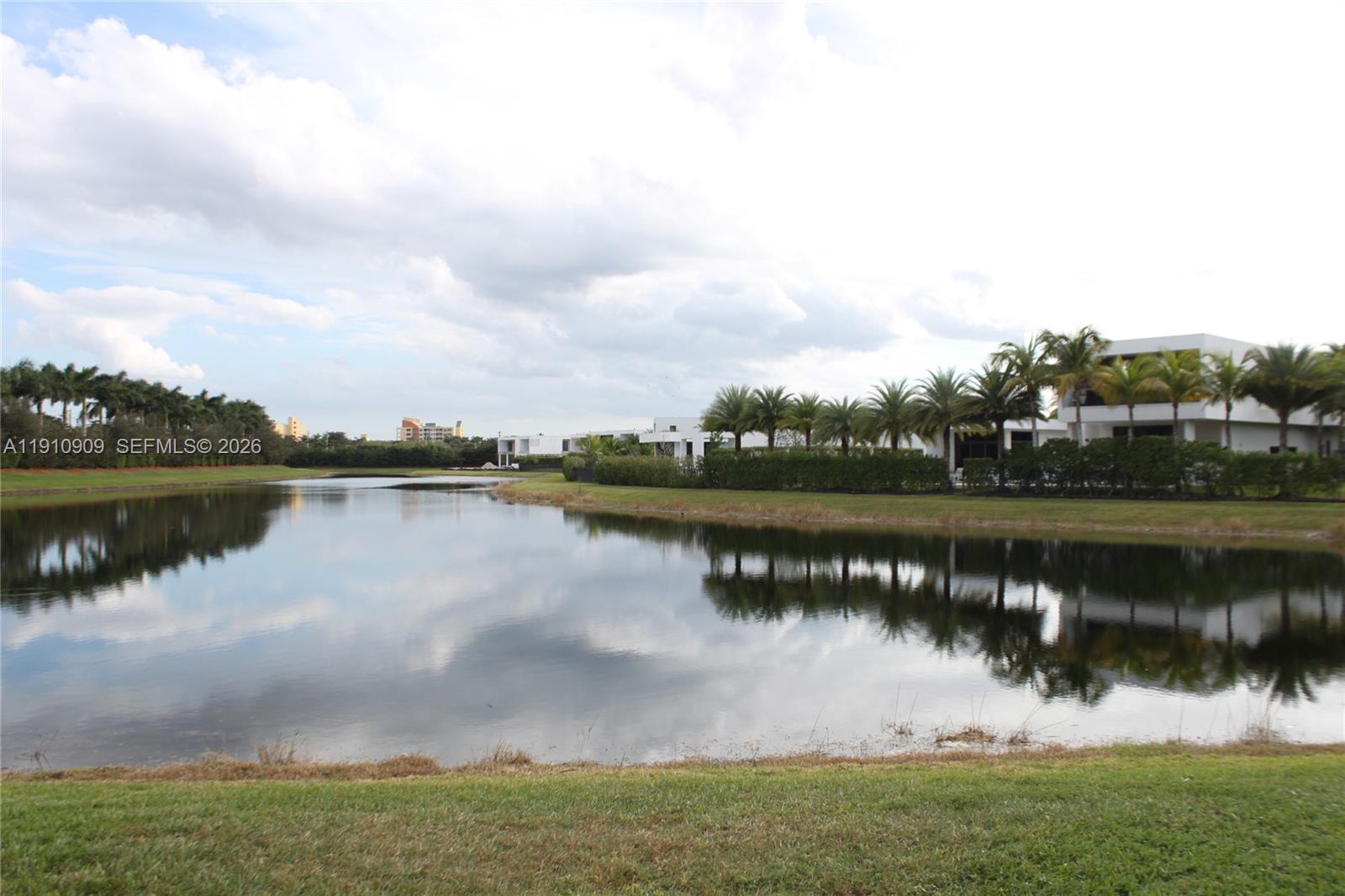 This is a great opportunity to own a great townhouse in Weston with beautiful long lakeviews among multi million dollar Botaniko homes. This is the largest townhouse with 3 bedrooms and 2.5 bathrooms, tile and wood laminate flooring. Great location close to major roadways and the great schools and restaurants in Weston. You have access to Bonaventure community building. Won't last.