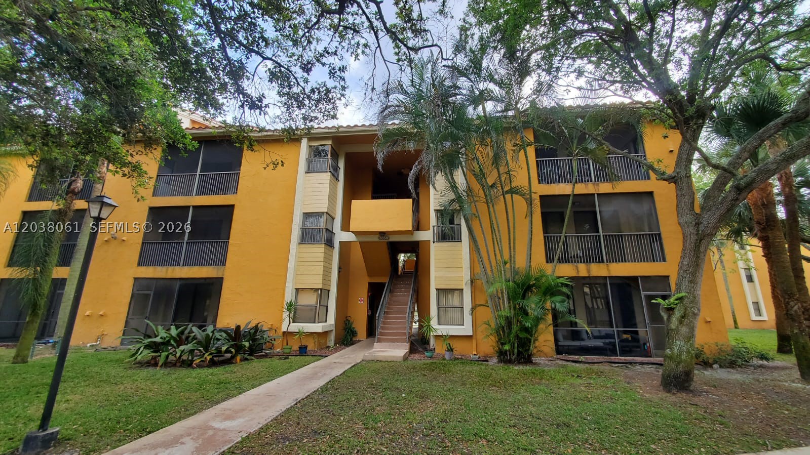 Beautiful 1/1 condo in the heart of Coconut Creek. Modern Vinyl floors throughout, ample primary bedroom with
walk in closet, open kitchen, cozy screened balcony, great sized bathroom, washer and dryer inside the unit and
more! Great community with pool, exercise room, plenty of guest parking, security patrol, blocks to main
highways, restaurants, banks and more! a must see, easy to show!