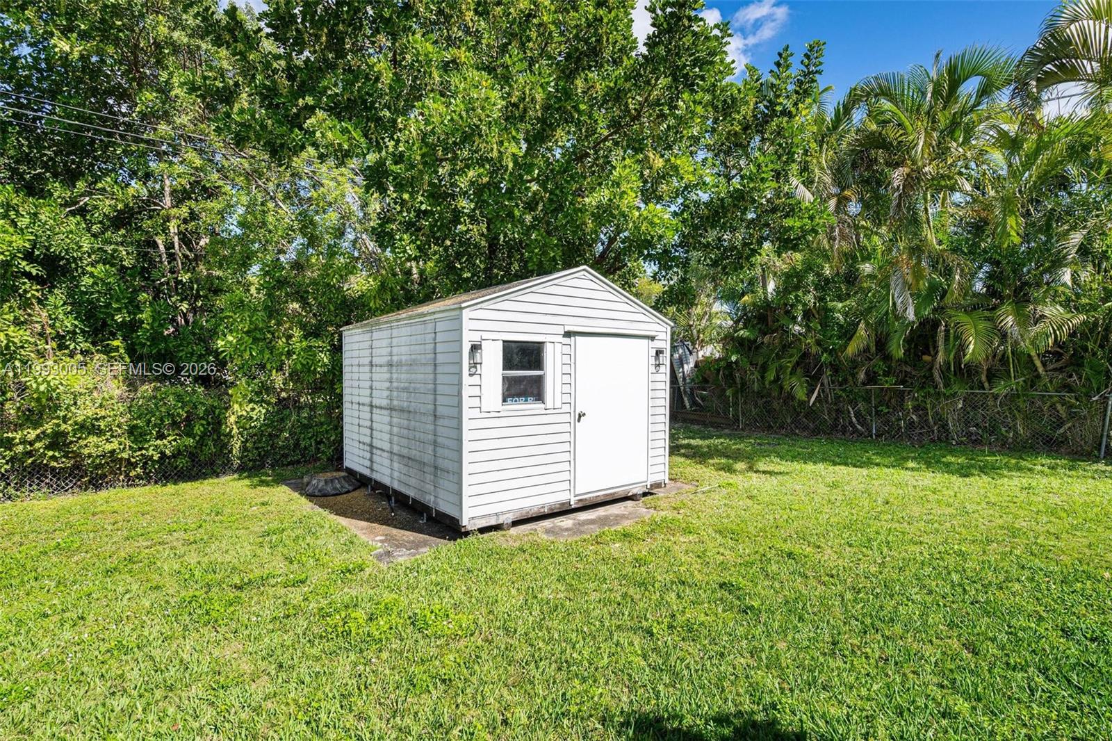 HOLLYWOOD LITTLE RANCHES - Residential