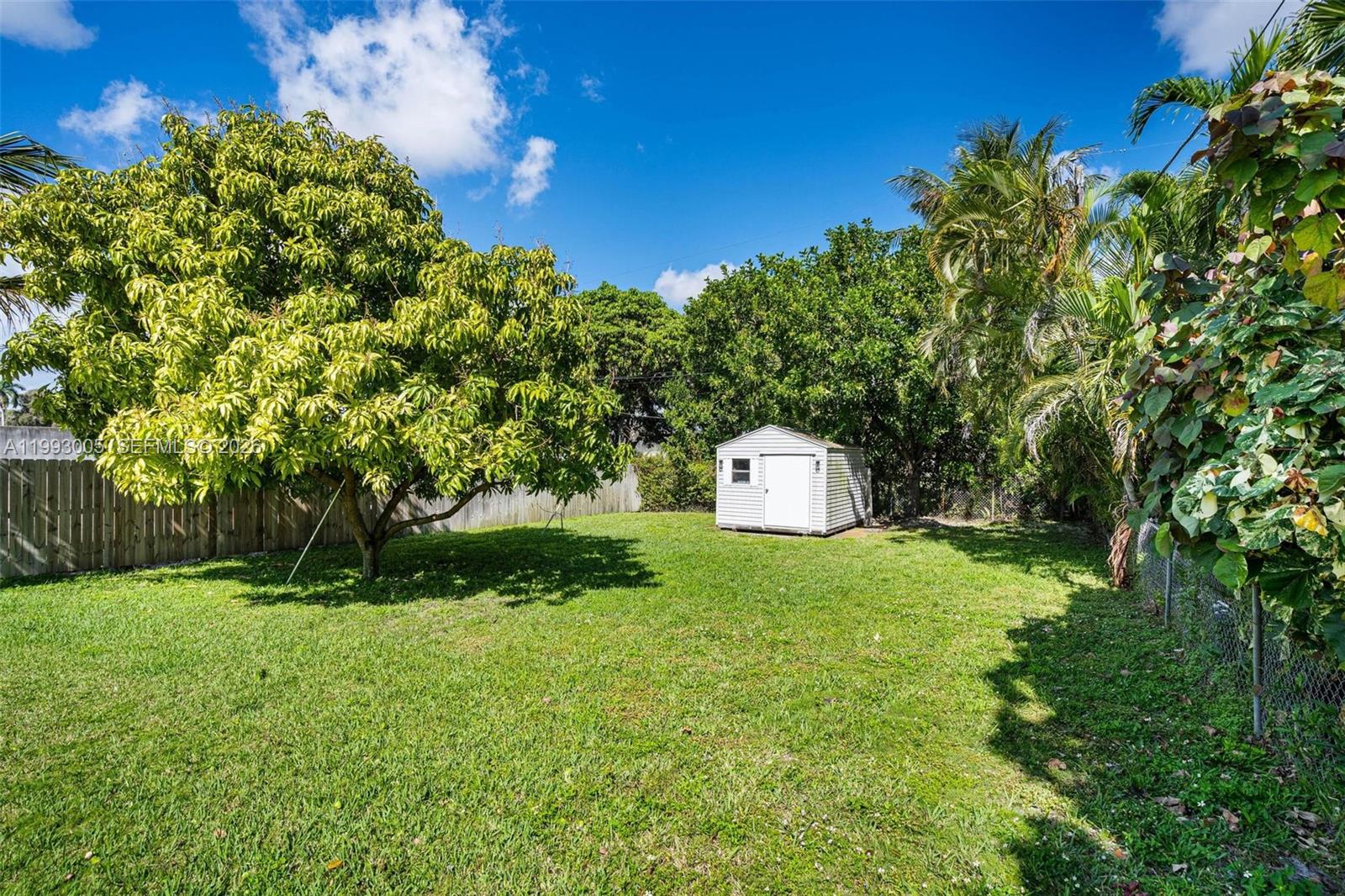 HOLLYWOOD LITTLE RANCHES - Residential