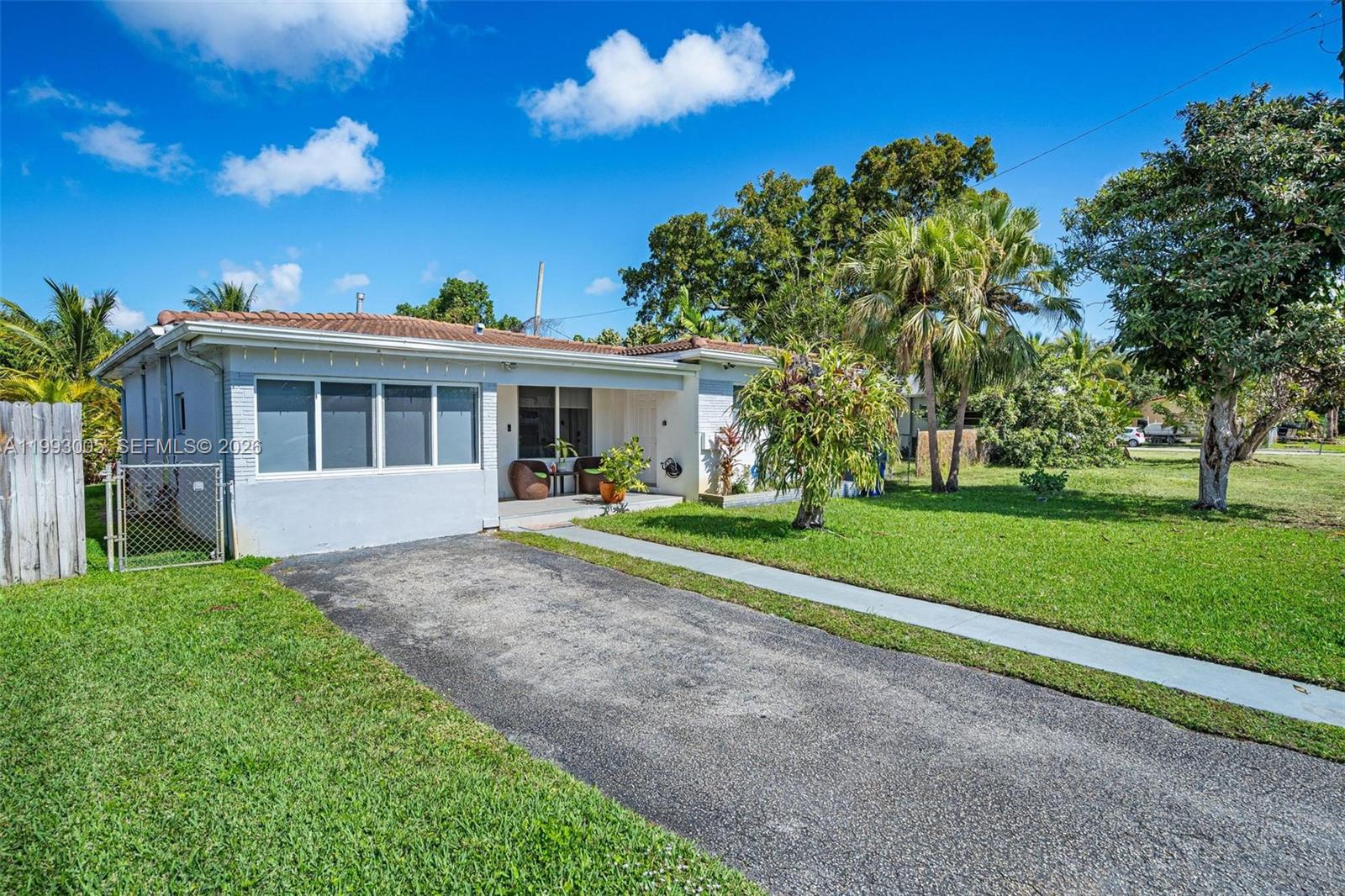 HOLLYWOOD LITTLE RANCHES - Residential