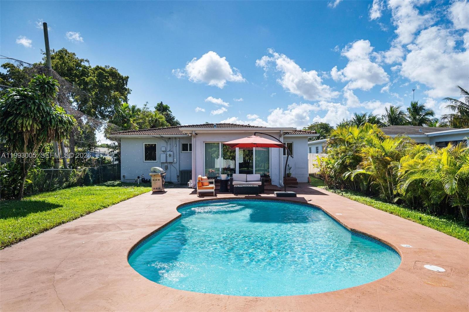 HOLLYWOOD LITTLE RANCHES - Residential