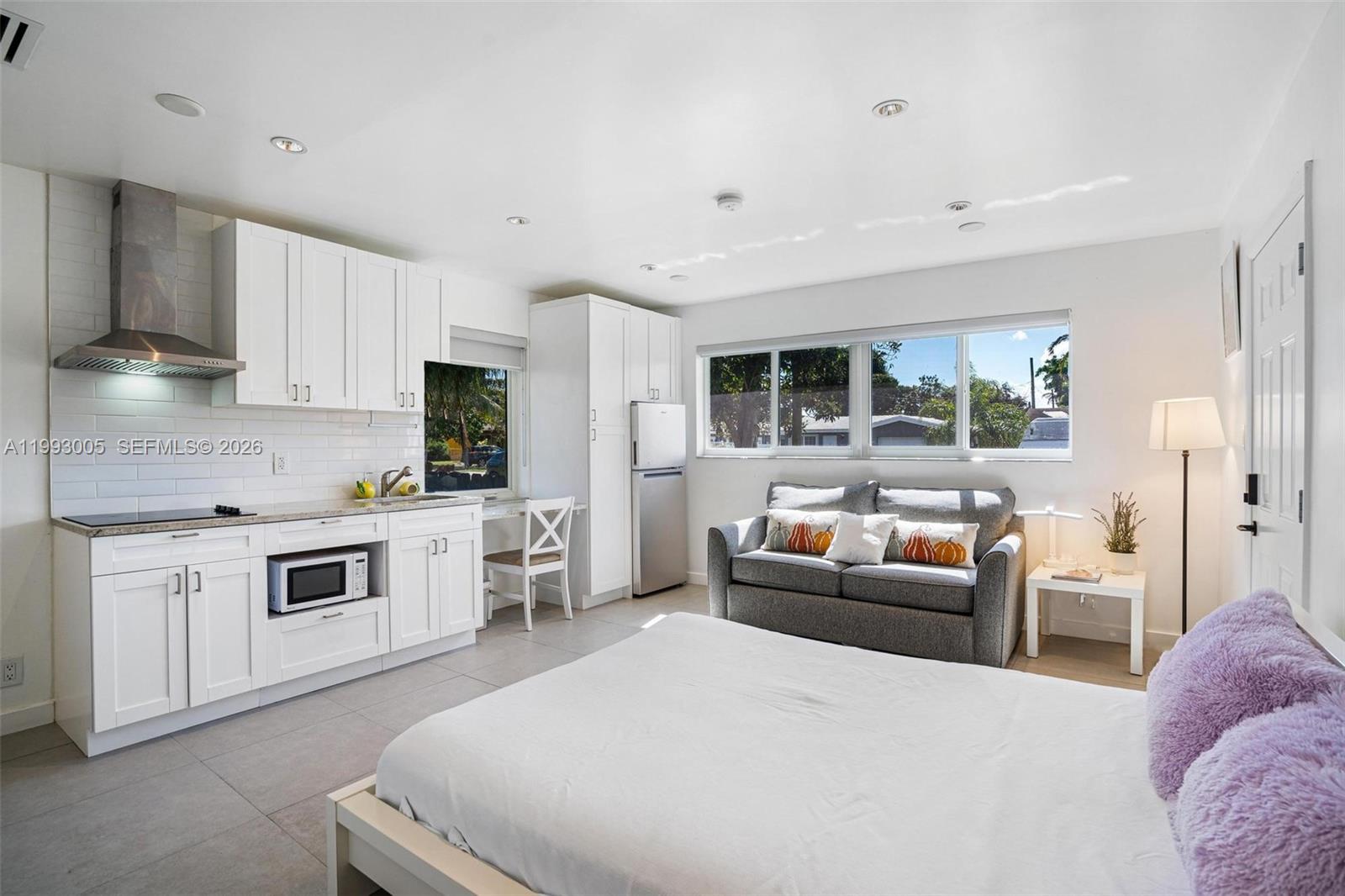 HOLLYWOOD LITTLE RANCHES - Residential