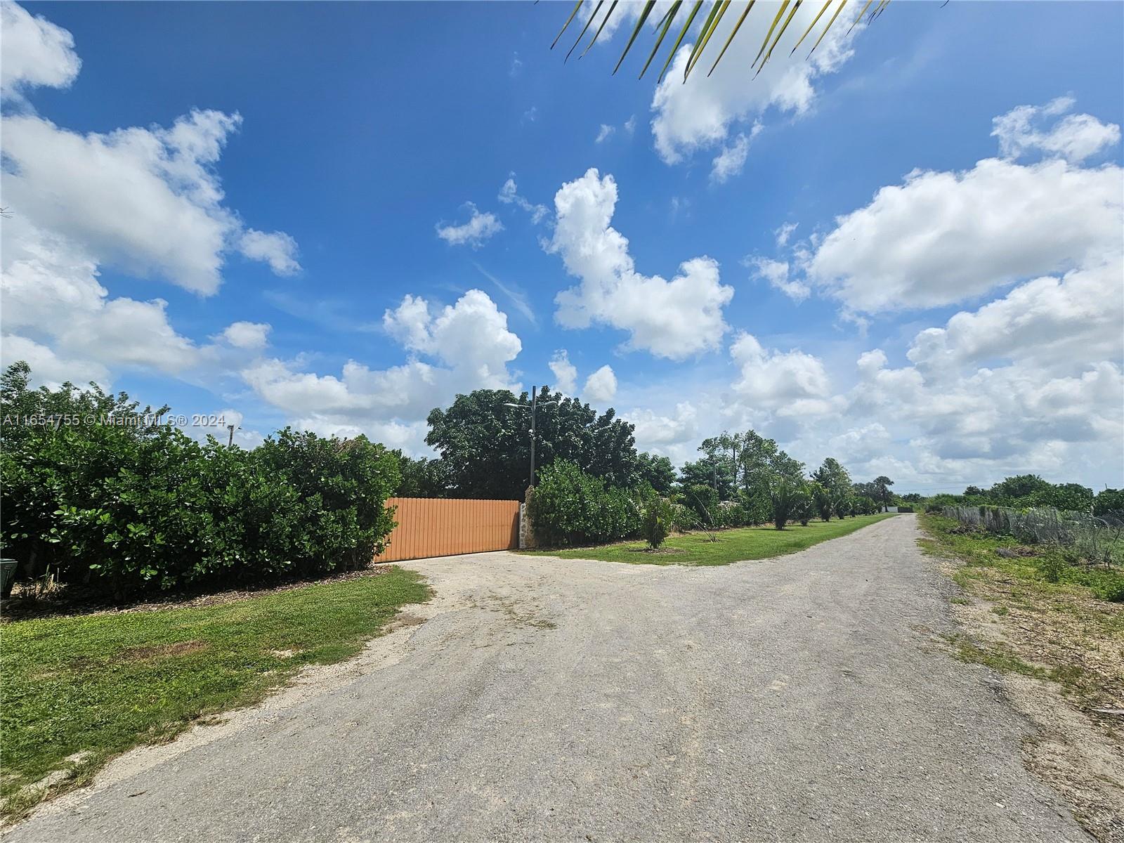 Great second home, 4 bedrooms 2 bathrooms on a 5 acres lot, 3 industrial building, completely fenced,
water well. This property is for sale along with other 2 adjoining properties, 5-acres each one, 15 acres
total: 1) Folio 30-6815-000-0010, this home, 2) Folio 30-6815-000-0018, vacant land, 3) Folio 30-6815-
000-0014, agrotourism.