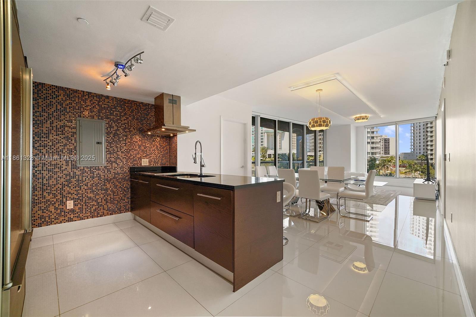 *FURNISHED* Life is reminiscent of an ink pad, with home the woodcut stamp. Together , they create your mark,your slice of Miami central. Fill in the design with your experiences, coloring your world with a glorious journey and unique course. In Brickell, you’re home. Here you discover a space of uplifting sunshine and ocean breeze, of sought-after escapes and luxurious comfort. Here there is beauty everywhere you look, with playful textures and sleek shine the siren call that summons you home. A few floors down, walkable streets meet social adventures, where creative venues mingle with innovative eats and drinks, and where wellness infuses the state of mind. From
rooftop libations to margaritas with a sunset view, there’s a new adventure around each corner . It’s time to take your place.