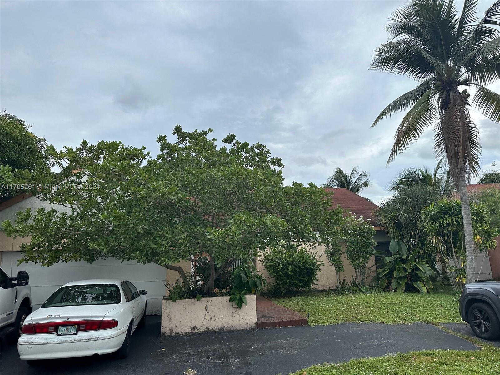Approved short sale, Single family home, with a lake view, two cars garage, Property needs full rehab ( Roof, Bathrooms, Kitchen, Floor...)
Please Read broker remarks for details information...