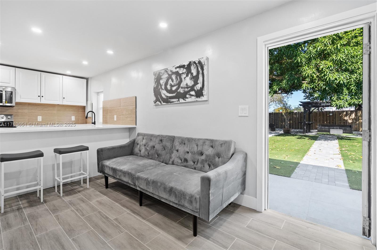HOLLYWOOD BEACH GARDENS - Residential Lease