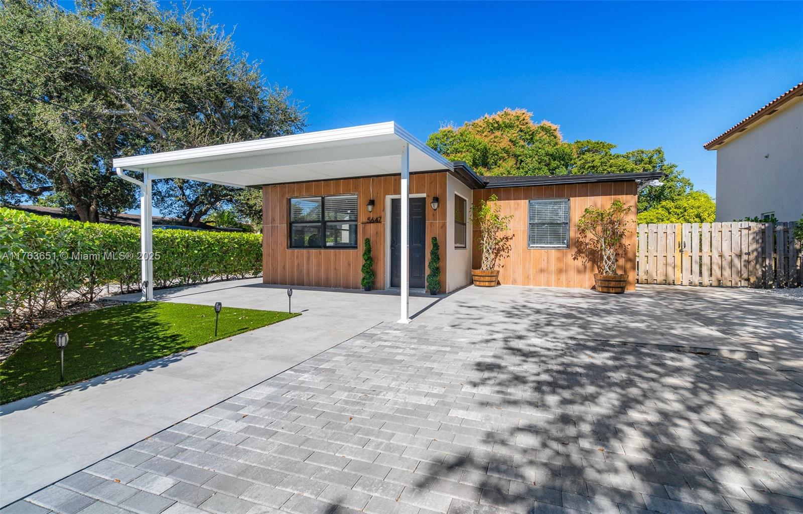 HOLLYWOOD BEACH GARDENS - Residential Lease