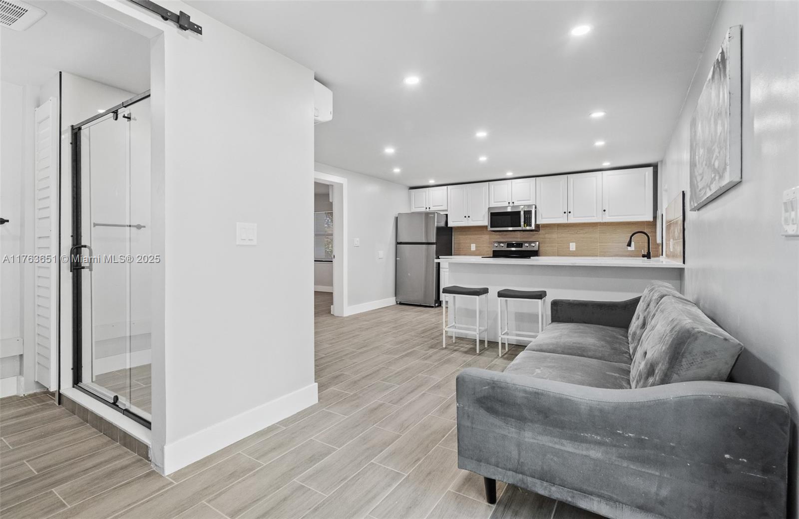 HOLLYWOOD BEACH GARDENS - Residential Lease