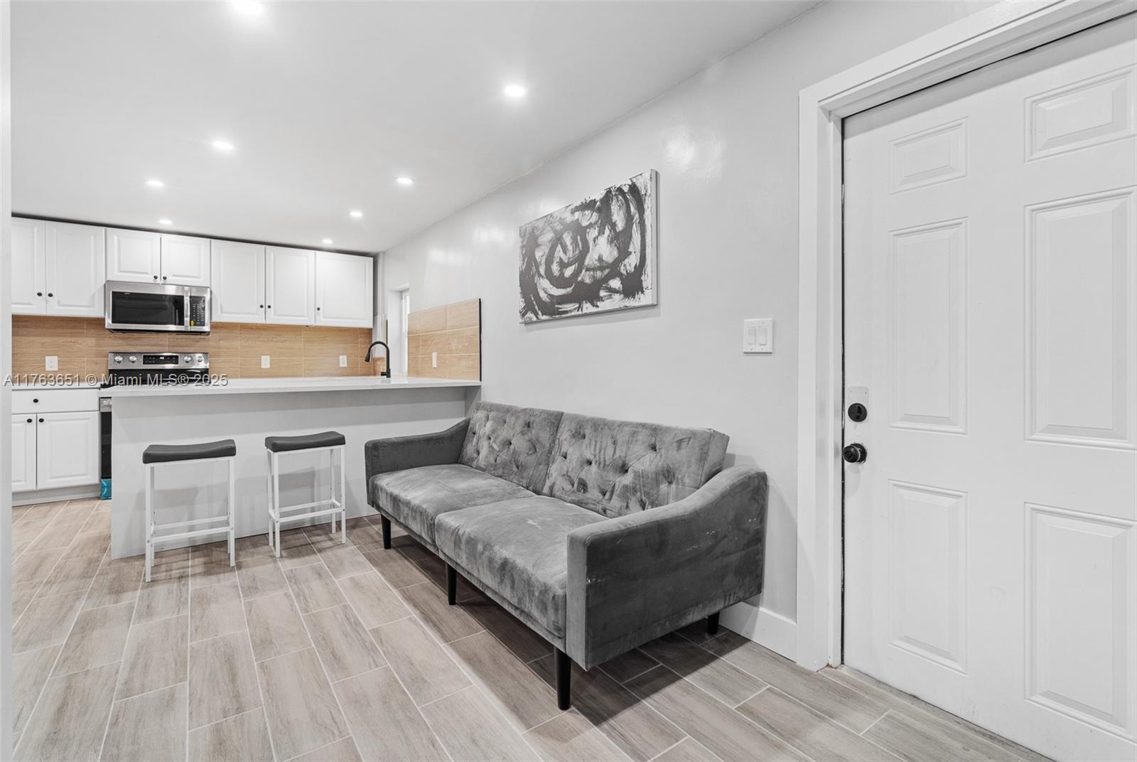 HOLLYWOOD BEACH GARDENS - Residential Lease