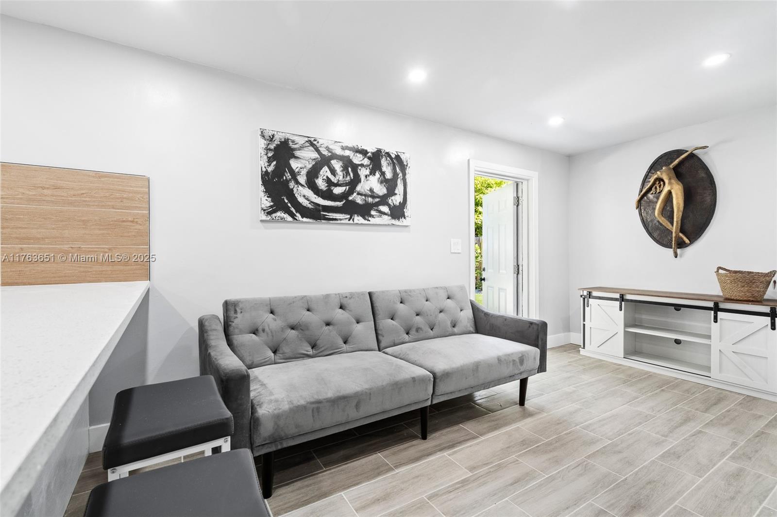 HOLLYWOOD BEACH GARDENS - Residential Lease