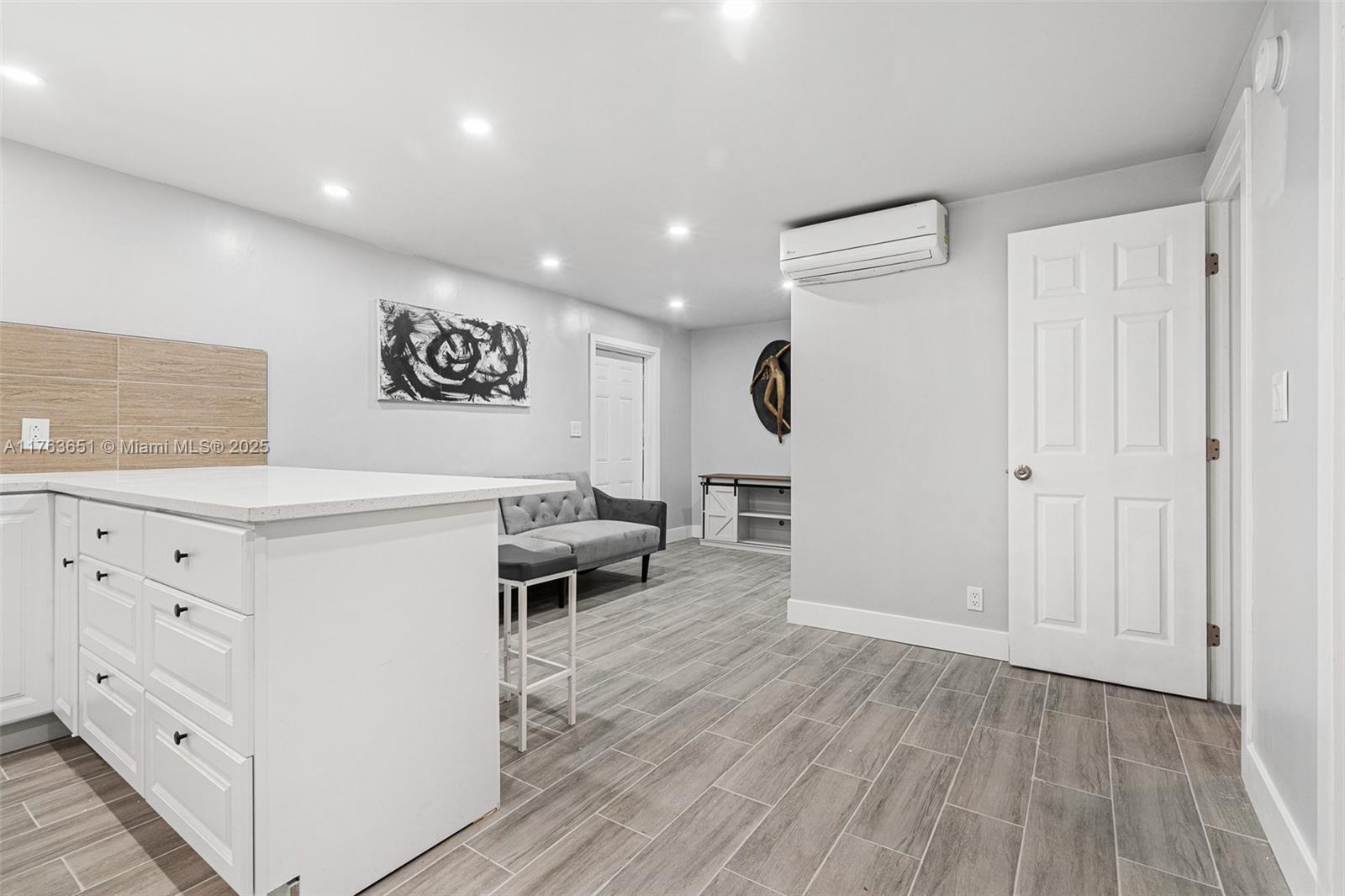 HOLLYWOOD BEACH GARDENS - Residential Lease