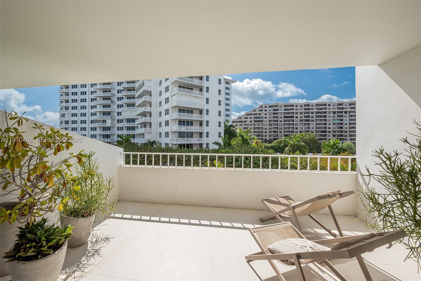 COMMODORE CLUB SOUTH COND - Residential