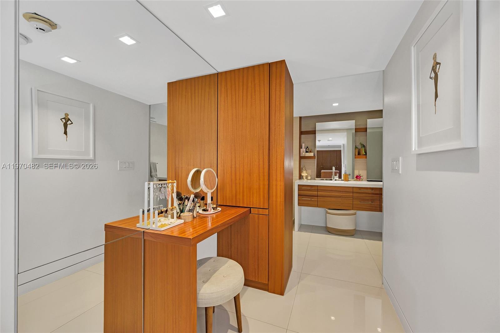COMMODORE CLUB SOUTH COND - Residential