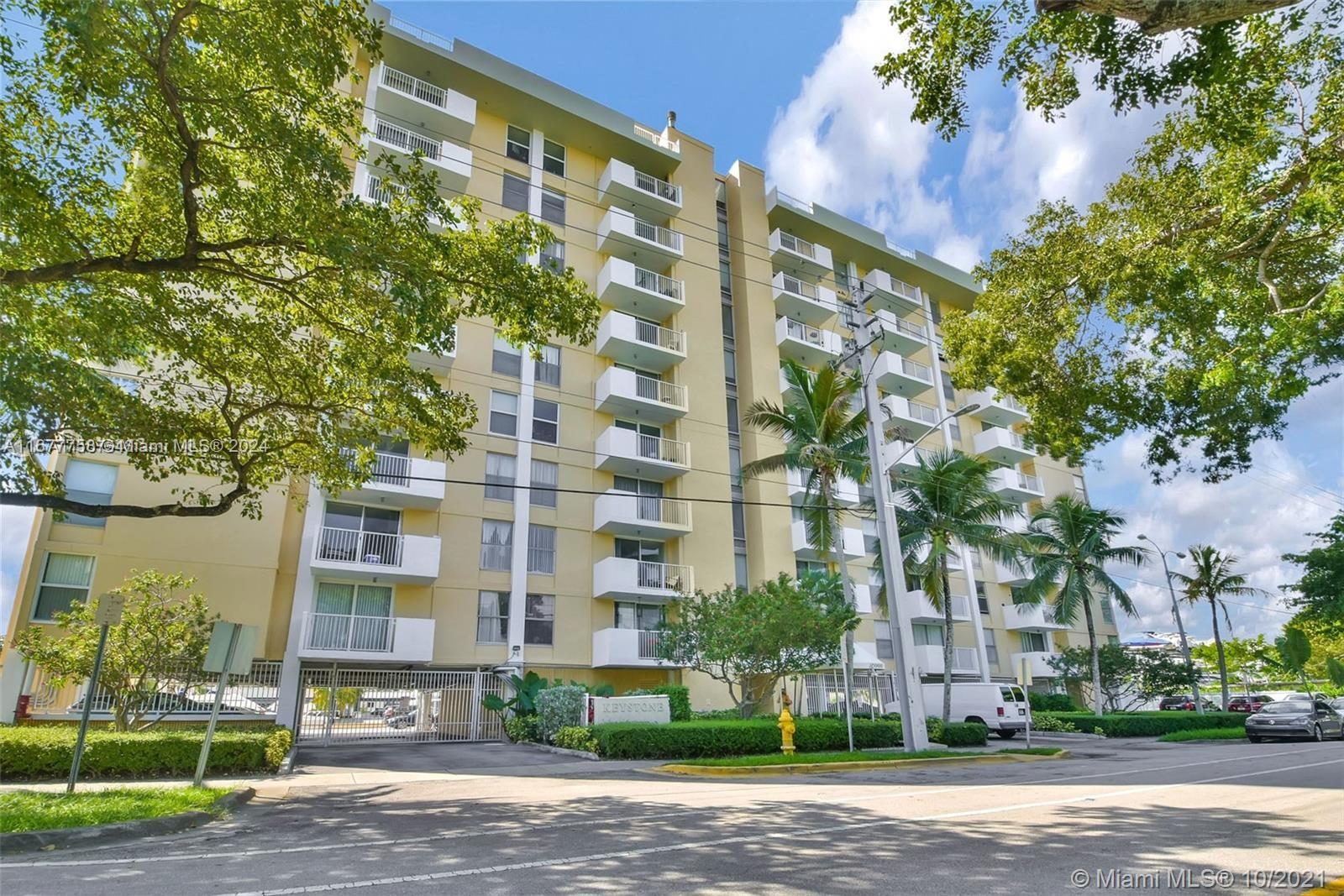 Remodeled Apartment!!Beautiful Top floor two bedrooms two bathrooms unit at Keystone Tower. Open skyline and garden view. Centrally located steps from US 1, near FIU, Aventura and Miami. Keystone has a beautiful pool beside the water. One assigned-uncovered parking space. $500 refundable deposit to Association required.