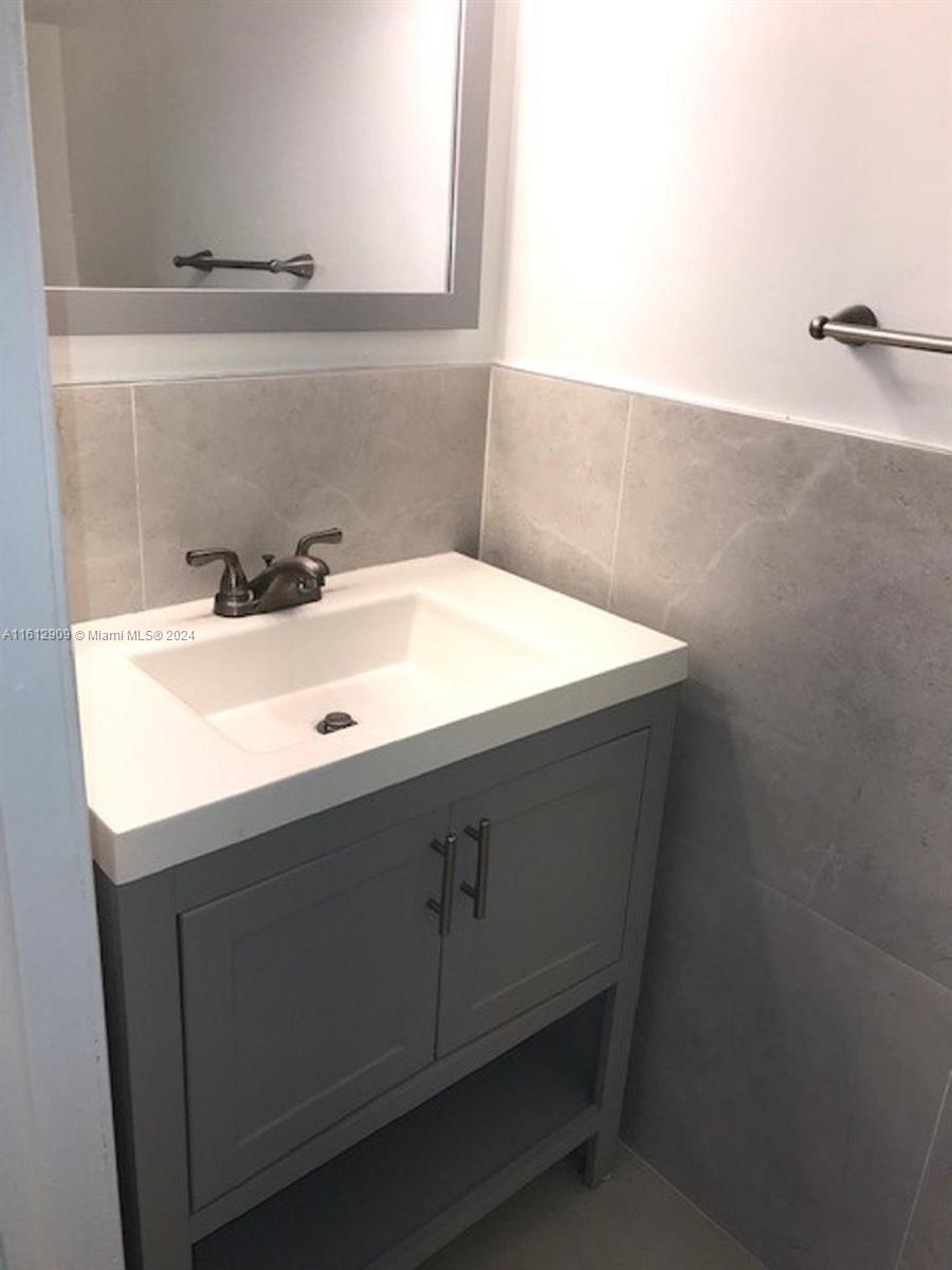 KENDALL LKS E LAKEVIEW TH - Residential Lease