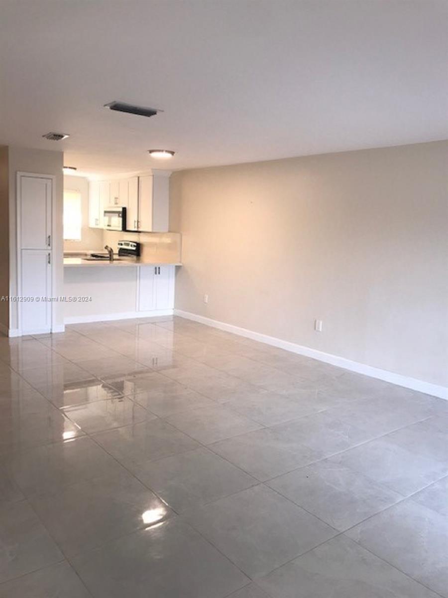 KENDALL LKS E LAKEVIEW TH - Residential Lease
