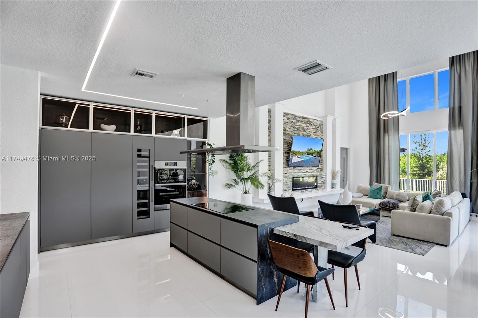 SUNSET LAKES PLAT THREE - Residential