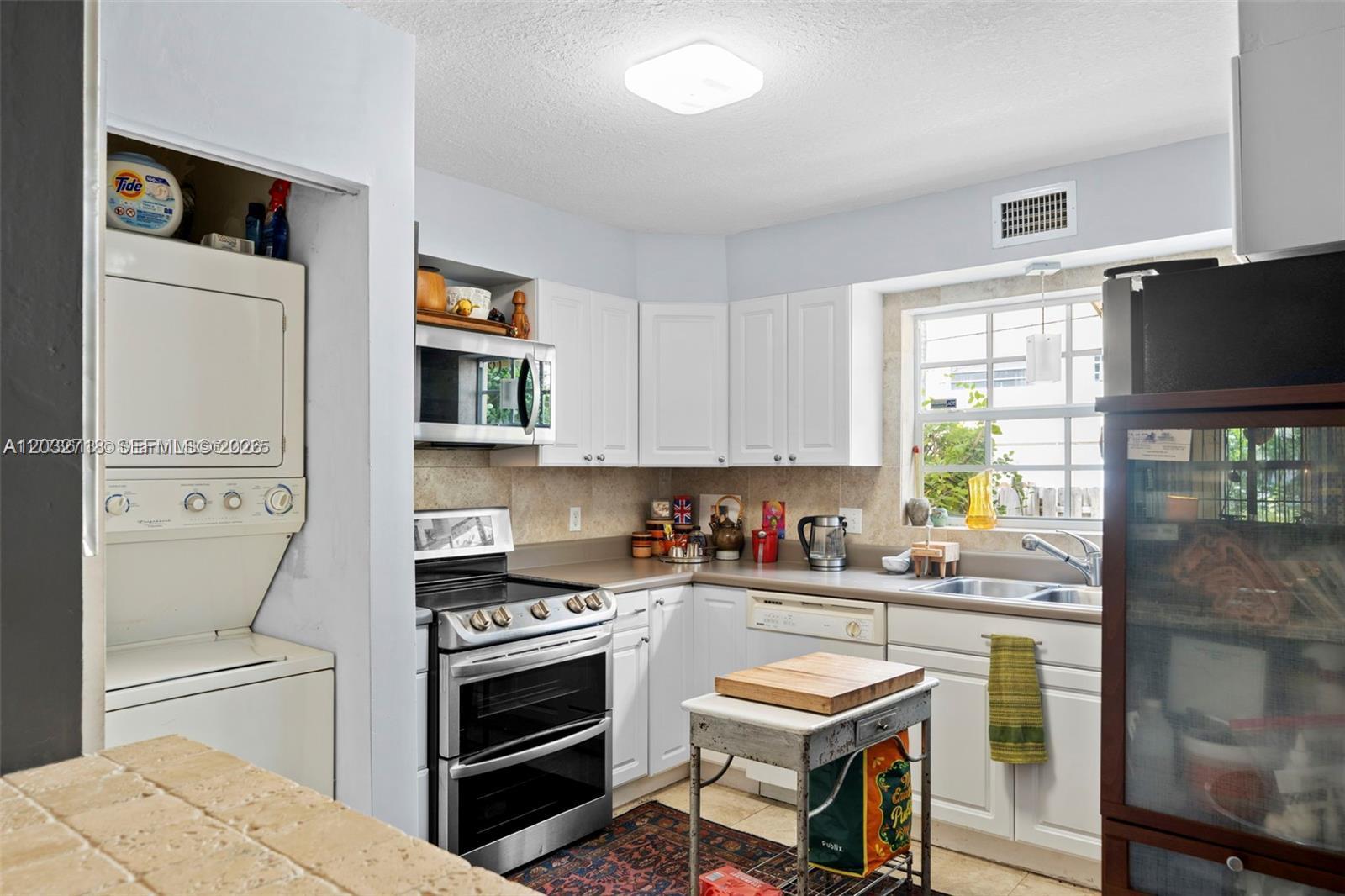 TOWNHOUSES BY AL BESADE J - Residential Lease