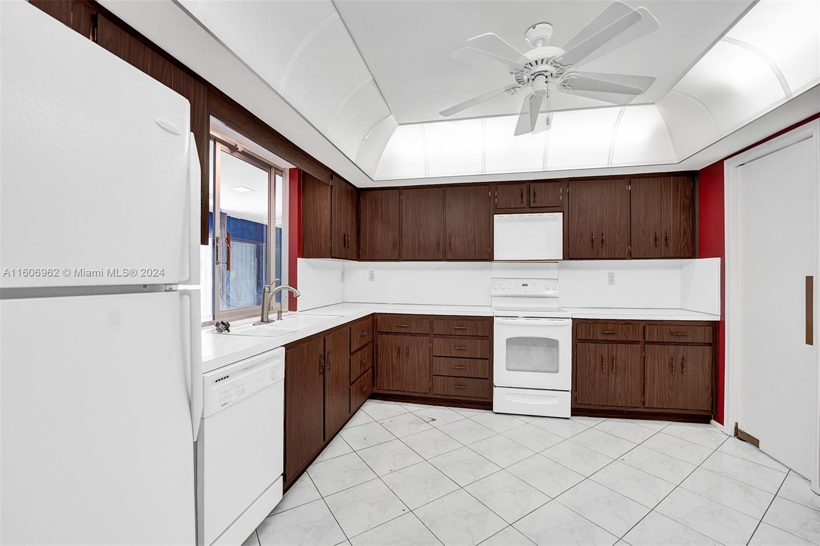 HOLLYWOOD GOLF ESTATES SE - Residential