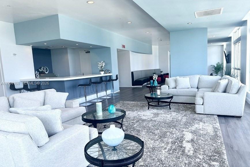 MET 1 CONDO - Residential