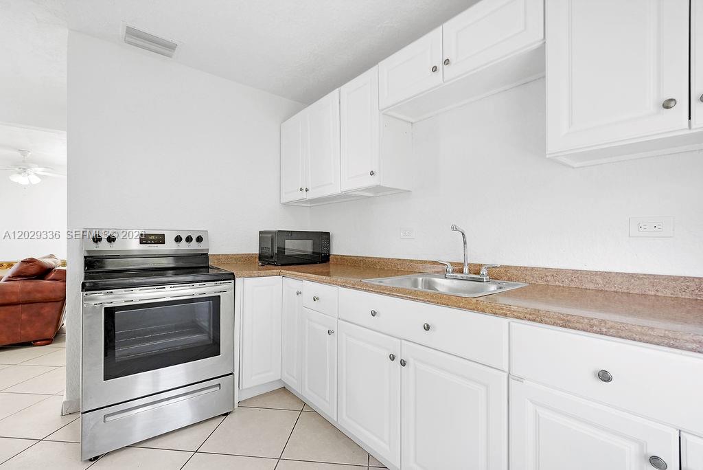 HOLLYWOOD LITTLE RANCHES - Residential Lease