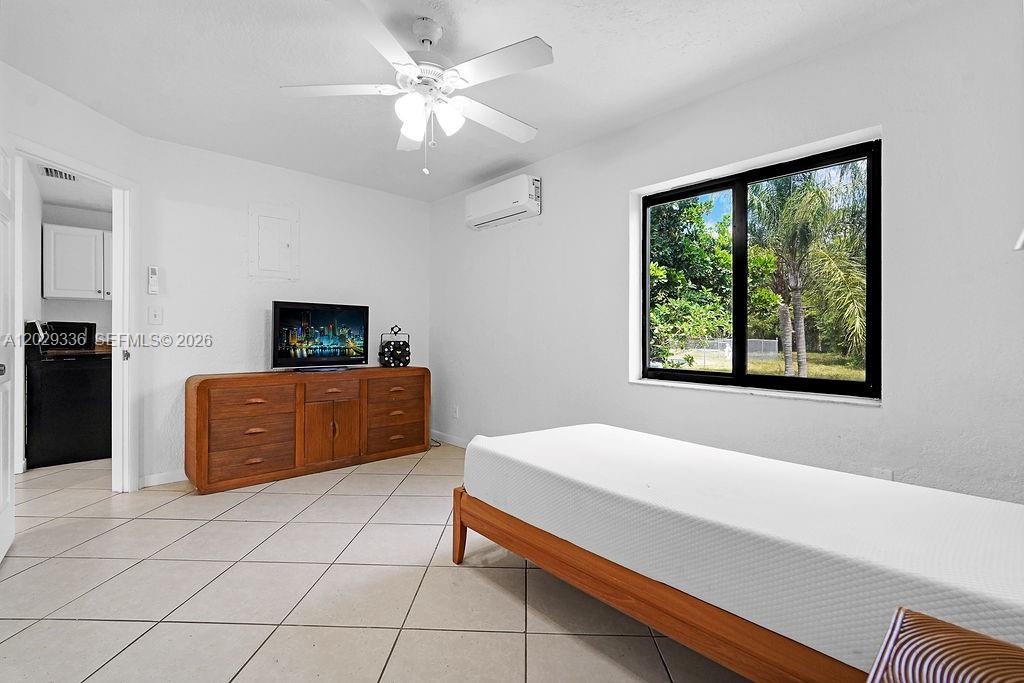 HOLLYWOOD LITTLE RANCHES - Residential Lease