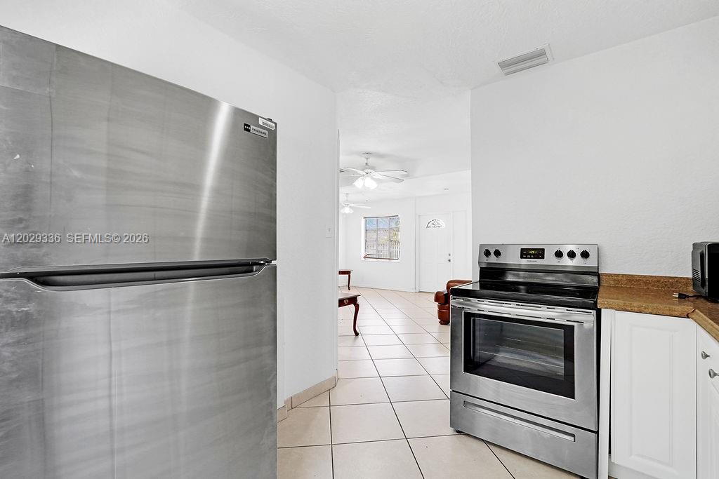 HOLLYWOOD LITTLE RANCHES - Residential Lease