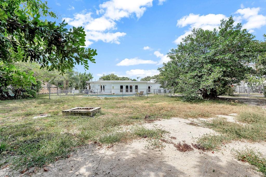 HOLLYWOOD LITTLE RANCHES - Residential Lease
