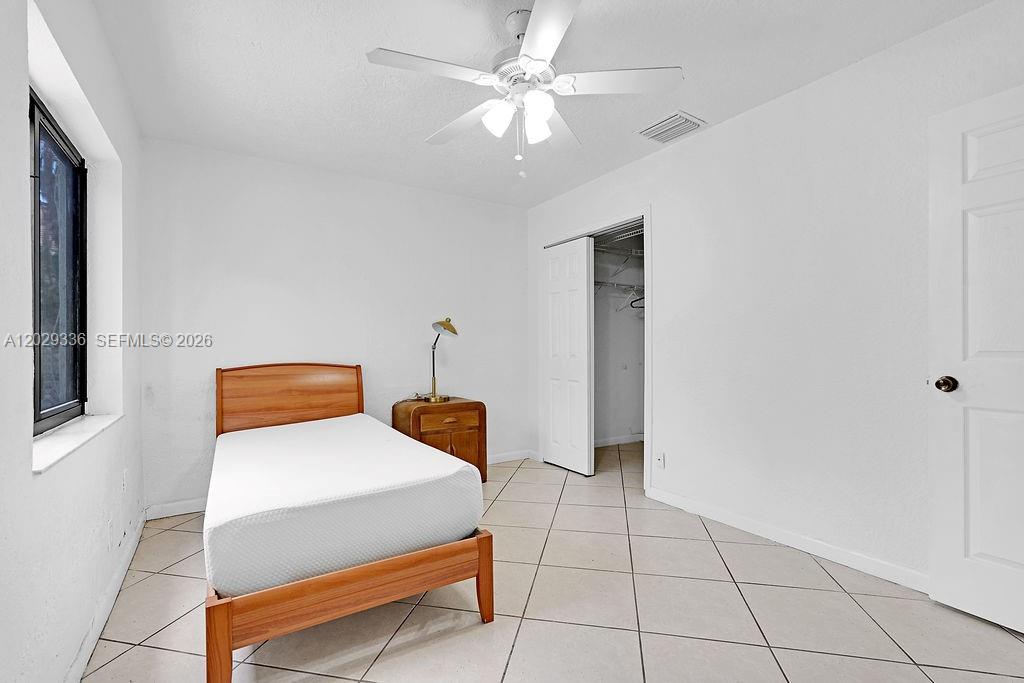 HOLLYWOOD LITTLE RANCHES - Residential Lease